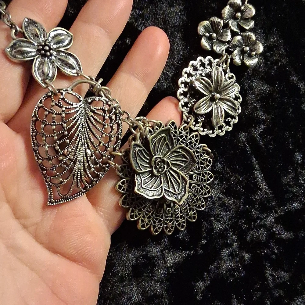 Premier Designs Silver Floral Charm Necklace - Picture 3 of 8